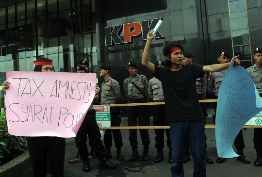 Aksi aktivis demo tolak RUU pengampunan pajak