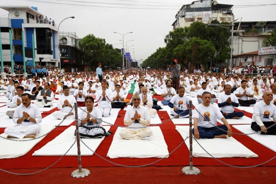 Relaksasi massal di peringatan Hari Yoga Sedunia