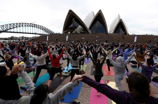 Relaksasi massal di peringatan Hari Yoga Sedunia