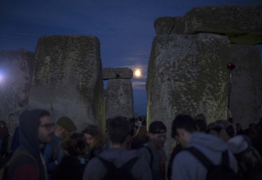 Menyaksikan fenomena titik balik matahari musim panas di Stonehenge