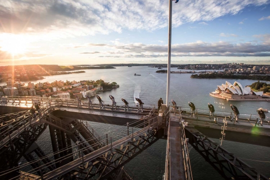 Aksi menegangkan senam yoga di atas Jembatan Sydney Harbour