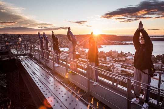 Aksi menegangkan senam yoga di atas Jembatan Sydney Harbour