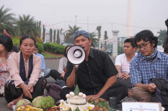 Aksi 9 kartini Kendeng 'Nyelameti' Jokowi di depan Istana