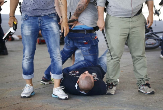 Rusuh, suporter Polandia kejar-kejaran dengan polisi Prancis
