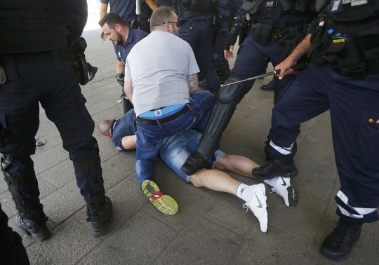 Rusuh, suporter Polandia kejar-kejaran dengan polisi Prancis