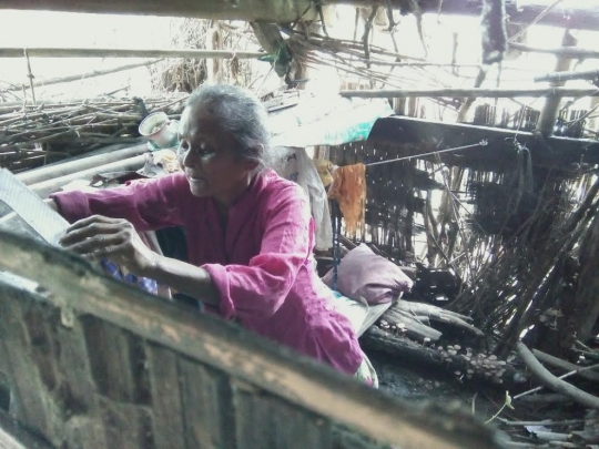 Beginilah kondisi kemiskinan Nenek Mujiati yang tinggal dengan ayam