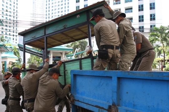 Aksi Satpol PP angkut gerobak PKL yang tempati pedestrian di Karet