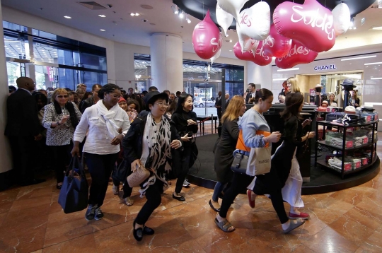 Diskon gede-gedean, ratusan wanita Prancis serbu Galeries Lafayette