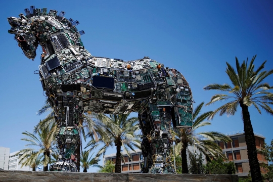 Cyber Horse, patung kuda dari ribuan perangkat komputer dan ponsel
