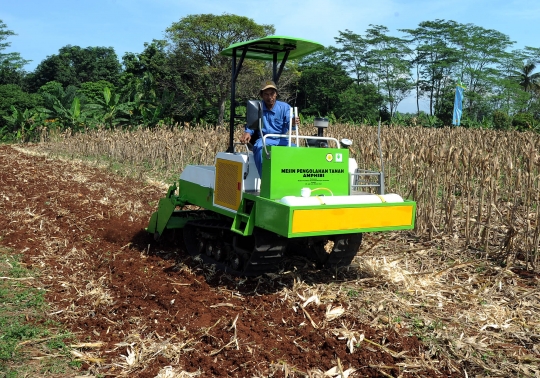 Mentan panen jagung pakai mesin traktor karya anak bangsa