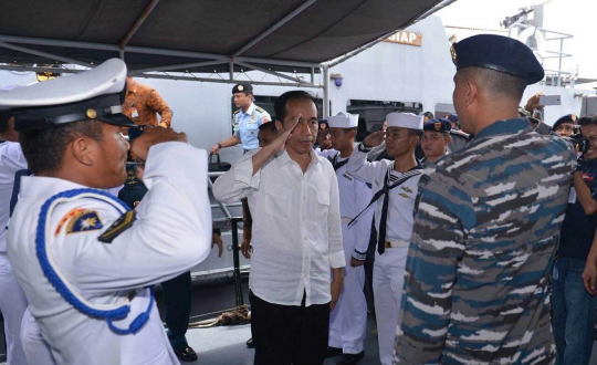 Aksi Jokowi pimpin rapat terbatas di atas KRI Imam Bonjol