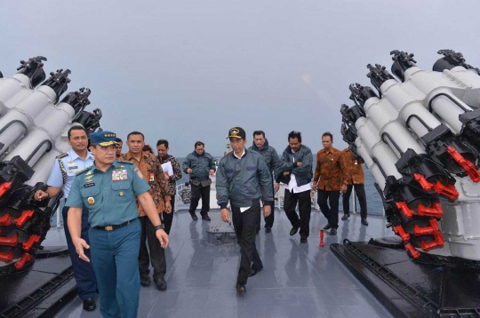 Aksi Jokowi pimpin rapat terbatas di atas KRI Imam Bonjol