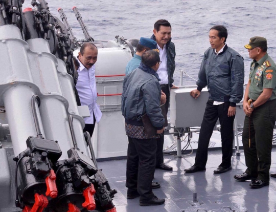 Aksi Jokowi pimpin rapat terbatas di atas KRI Imam Bonjol