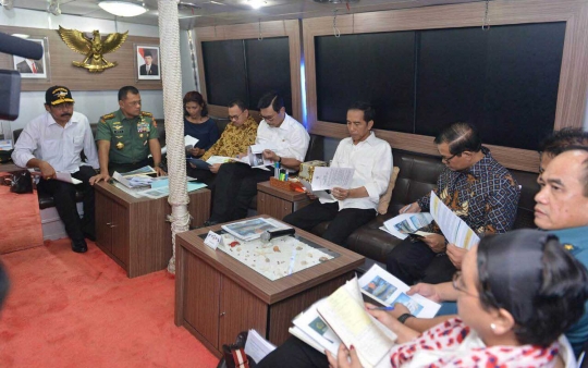 Aksi Jokowi pimpin rapat terbatas di atas KRI Imam Bonjol