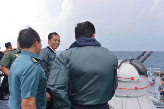 Aksi Jokowi pimpin rapat terbatas di atas KRI Imam Bonjol