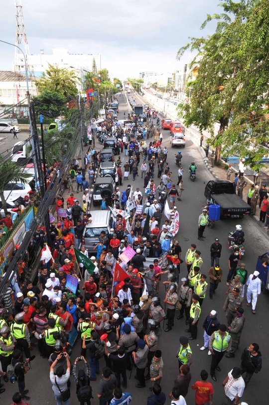 Bentrokan warga vs polisi sambut kedatangan Ahok di Penjaringan