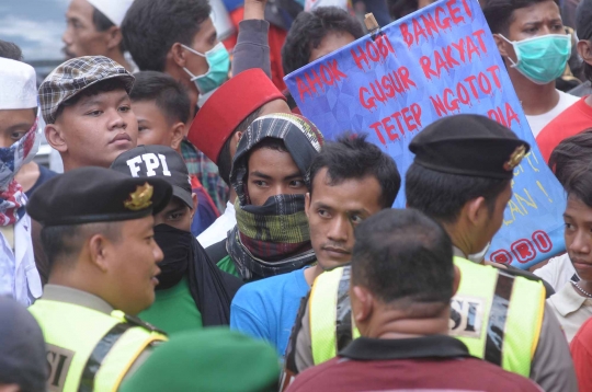 Bentrokan warga vs polisi sambut kedatangan Ahok di Penjaringan