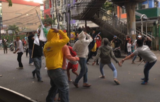 Bentrokan warga vs polisi sambut kedatangan Ahok di Penjaringan