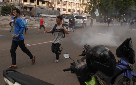 Bentrokan warga vs polisi sambut kedatangan Ahok di Penjaringan