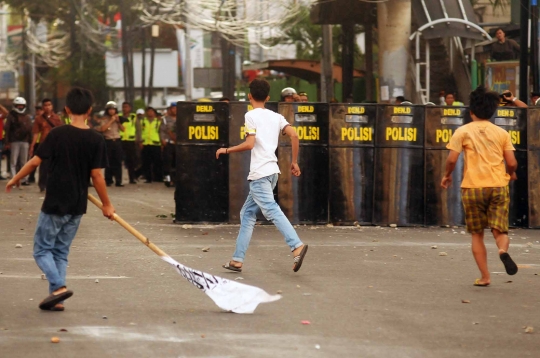 Bentrokan warga vs polisi sambut kedatangan Ahok di Penjaringan