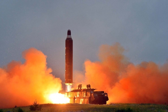 Bahagianya Kim Jong-un sukses luncurkan rudal balistik Musudan