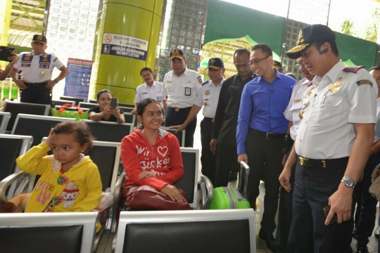 Pantau Stasiun Gambir, Jonan selfie bareng calon penumpang