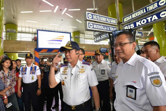 Pantau Stasiun Gambir, Jonan selfie bareng calon penumpang