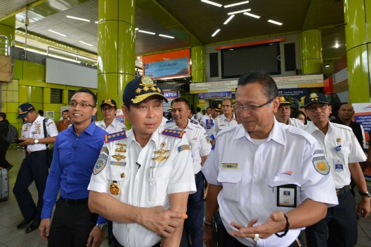 Pantau Stasiun Gambir, Jonan selfie bareng calon penumpang