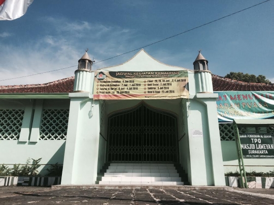 Mengunjungi masjid berkonstruksi mirip Pura dan tertua di Solo