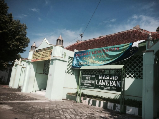 Mengunjungi masjid berkonstruksi mirip Pura dan tertua di Solo