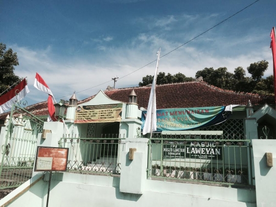 Mengunjungi masjid berkonstruksi mirip Pura dan tertua di Solo