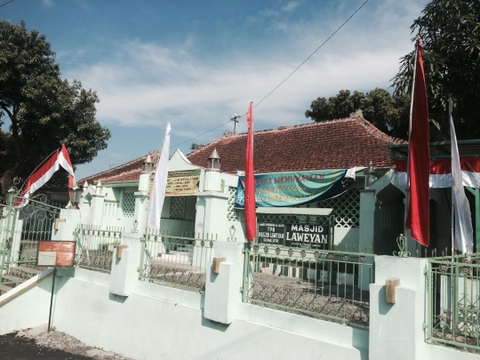 Mengunjungi masjid berkonstruksi mirip Pura dan tertua di Solo