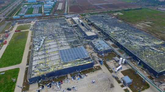 Pandangan udara pabrik di China hancur diterjang tornado