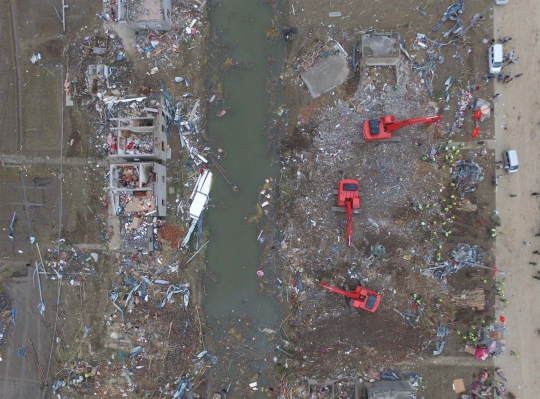 Pandangan udara pabrik di China hancur diterjang tornado