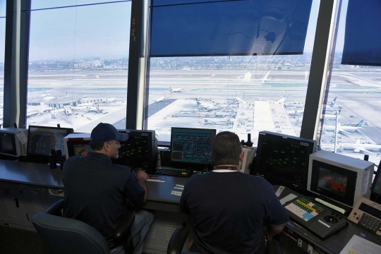 Melihat kesibukan menara kontrol di Bandara Los Angeles