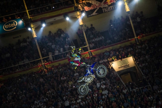 Aksi freestyle kroser dunia di ajang Red Bull X-Fighters