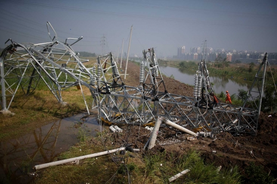 Dahsyatnya tornado China sampai bikin menara sutet roboh