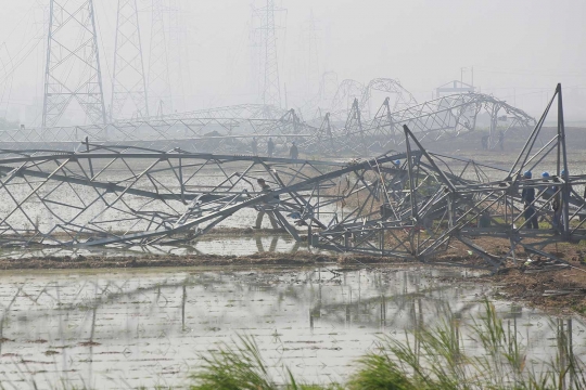 Dahsyatnya tornado China sampai bikin menara sutet roboh