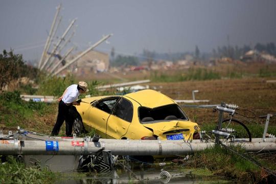 Dahsyatnya tornado China sampai bikin menara sutet roboh