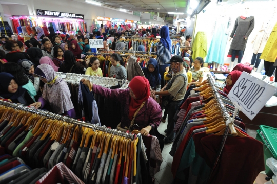 Jelang Lebaran, pengunjung Pasar Tanah Abang membeludak