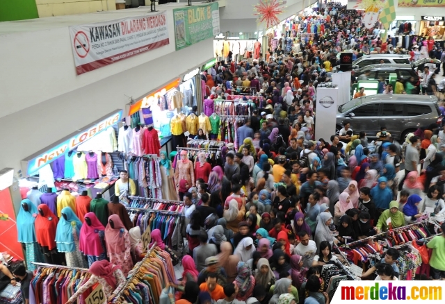 Foto Jelang Lebaran pengunjung Pasar Tanah  Abang  