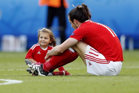 Kemesraan Gareth Bale dan putri cantiknya