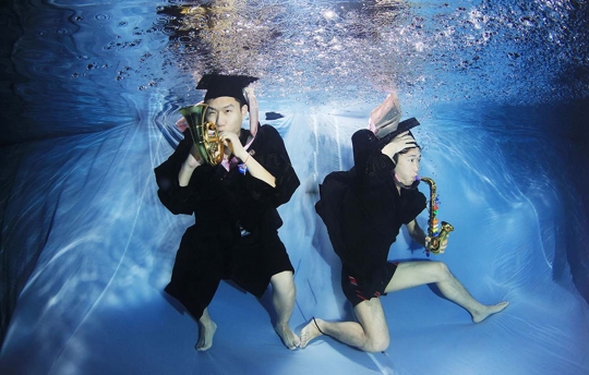 Unik, mahasiswa di China bikin band bawah air untuk acara kelulusan