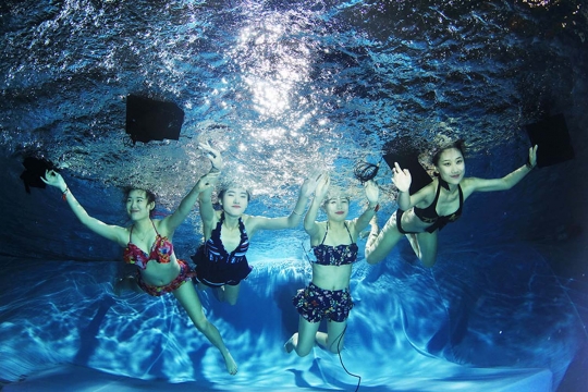 Unik, mahasiswa di China bikin band bawah air untuk acara kelulusan