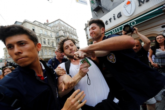 Aksi polisi Turki tangkap kaum LGBT gelar parade saat Ramadan