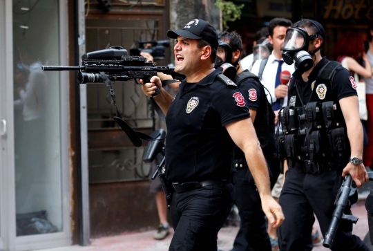 Aksi polisi Turki tangkap kaum LGBT gelar parade saat Ramadan