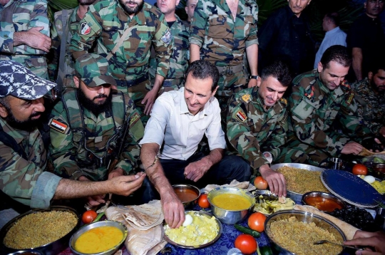 Keakraban Bashar al-Assad buka bersama pasukan setianya