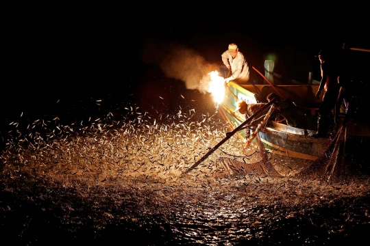 Cara tradisional nelayan Taiwan pancing ikan pakai api