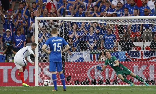 Aksi Islandia hancurkan Inggris 2-1