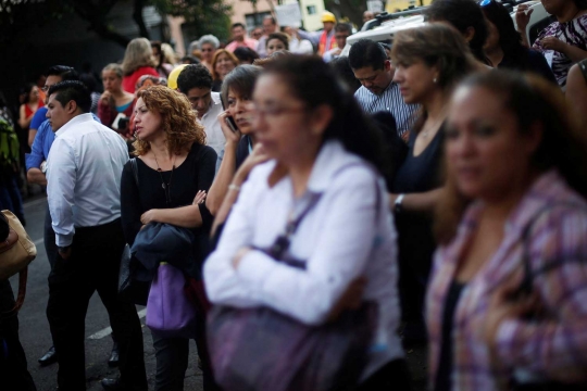 Dilanda gempa, warga Meksiko berhamburan ke tengah jalan